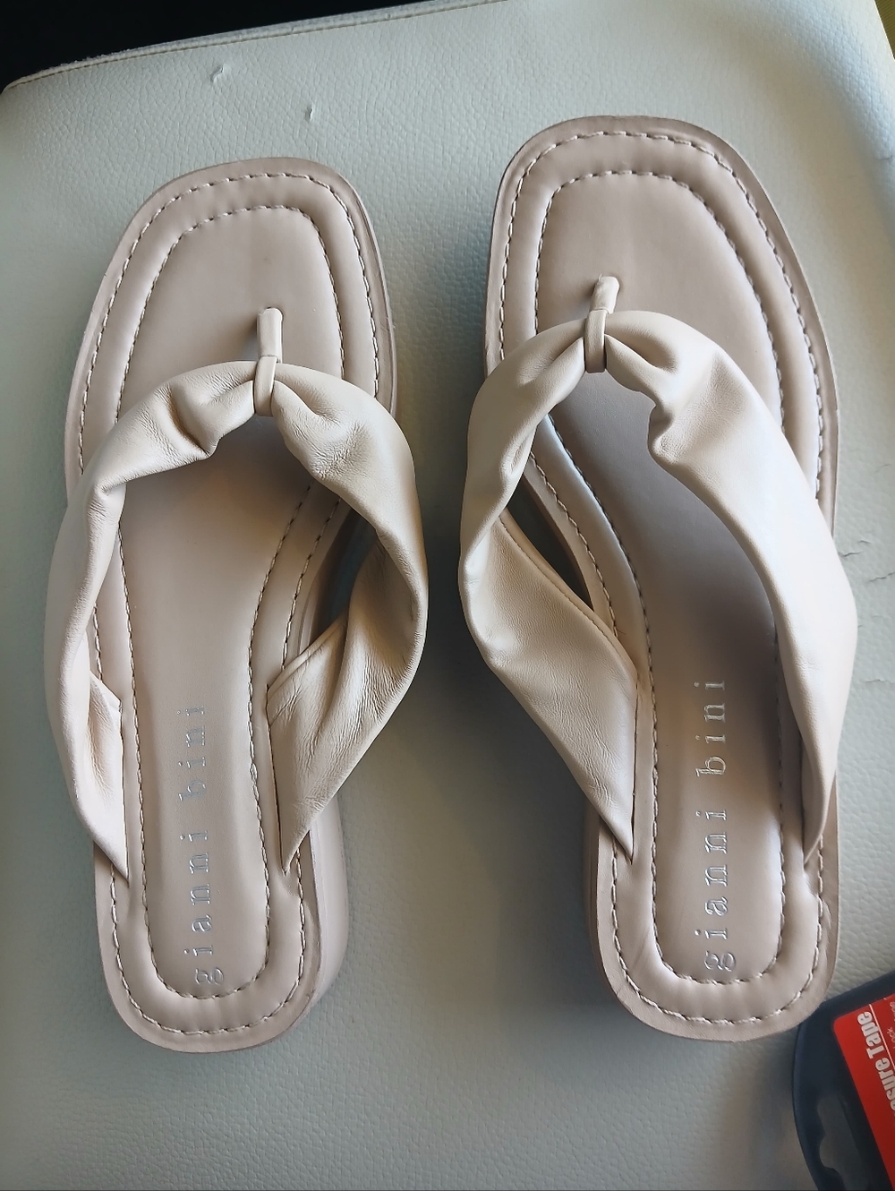 GIANNI BINI Women’s Cream Knotted Toe-Post Sandals Size 8.8